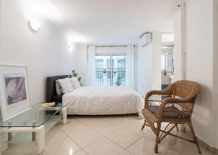 Studio In The City Center, Syntagma