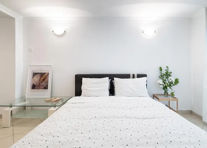 Studio In The City Center, Syntagma